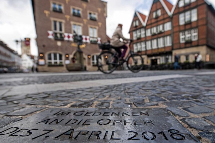 Eine Gedenktafel erinnert an die Opfer der Amokfahrt.