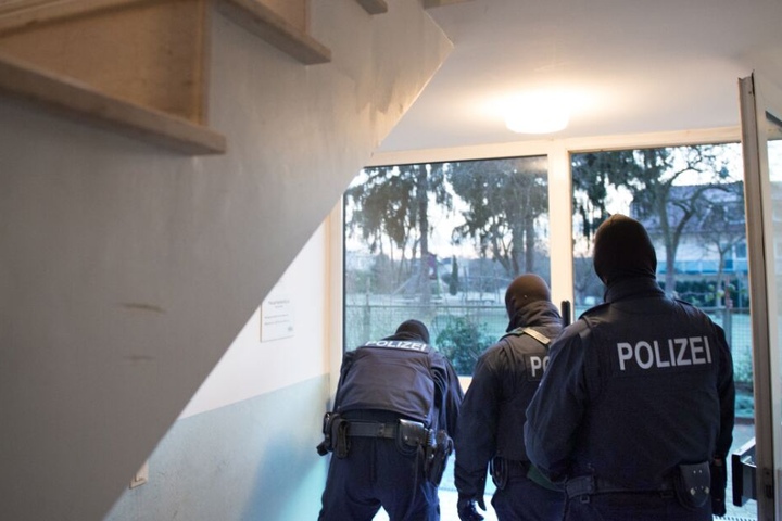 Die Polizei beschlagnahmte das Waffenarsenal. (Symbolbild)