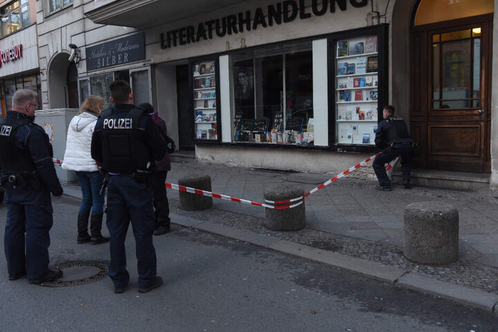 Die Polizei sichert den Tatort.