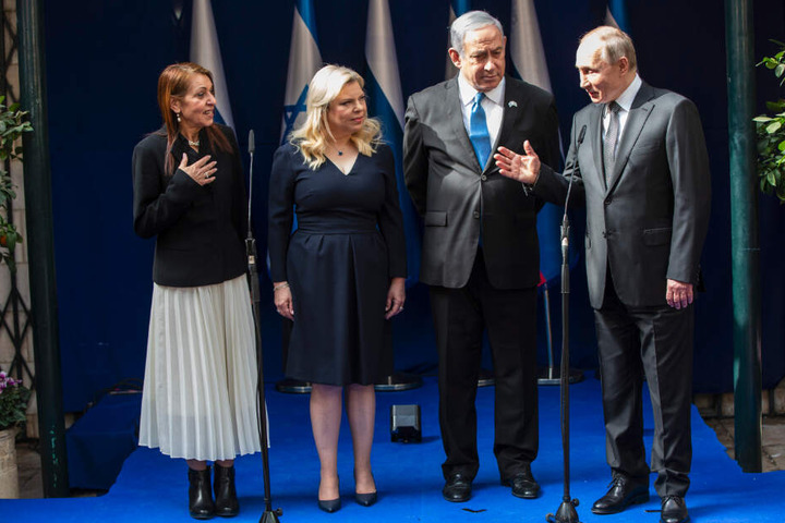Yaffa Issachar (li.), die Mutter von Naama Issachar, trifft in Begleitung von Israels Ministerpräsident Benjamin Netanjahu (2.v.r) und seiner Frau Sara (2.v.l) am 23. Januar Wladimir Putin im Rahmen des "5. Welt Holocaust Forums" in Jerusalem.