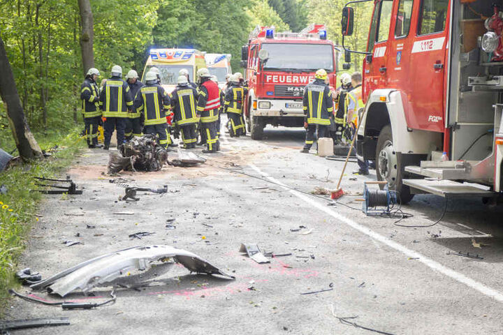 Die Straße glich einem Trümmerfeld.