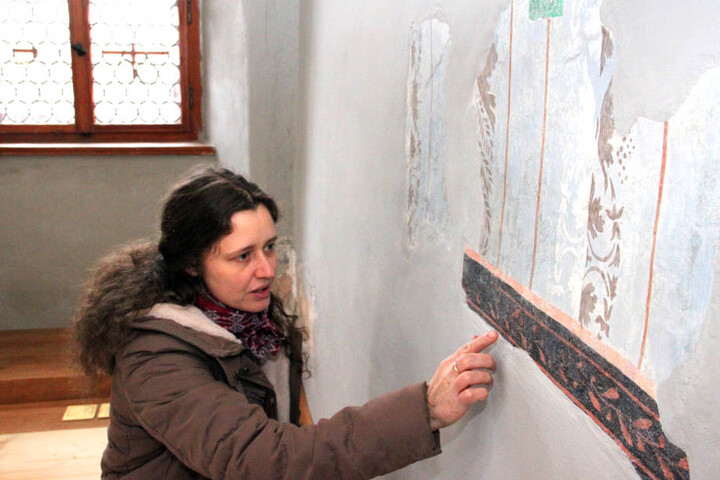 Restauratorin Sandra Finsterbusch hat unter zahlreichen Anstrichen im
Barocksaal historische Malereien freigelegt.