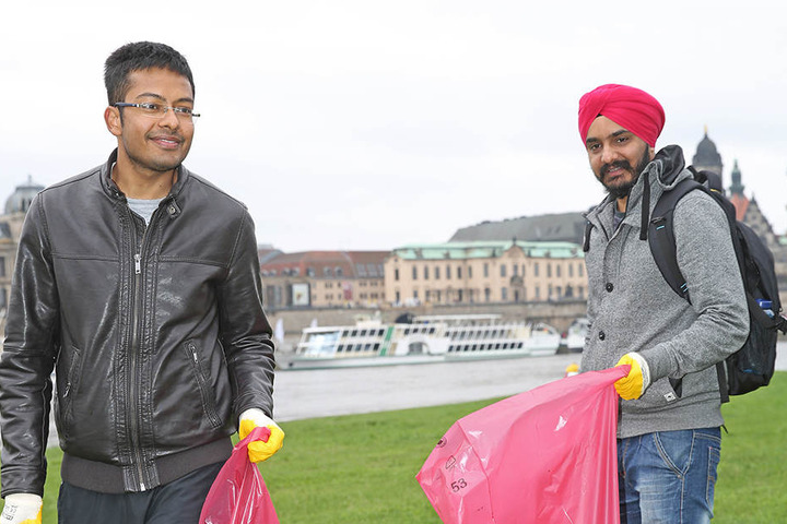 Die hier lebenden Inder Aryan Kansal (25, l.) und Gurjit Singh (30) sammelten
fleißig mit.