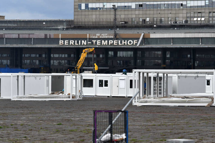 Unter anderem wird erneut die Schließung der menschenunwürdigen Notunterkunft in den Tempelhofer Hangars gefordert (Archivbild).