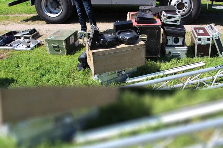 Mischpulte, Lautsprecher und sogar Scheinwerfer wurden gefunden.