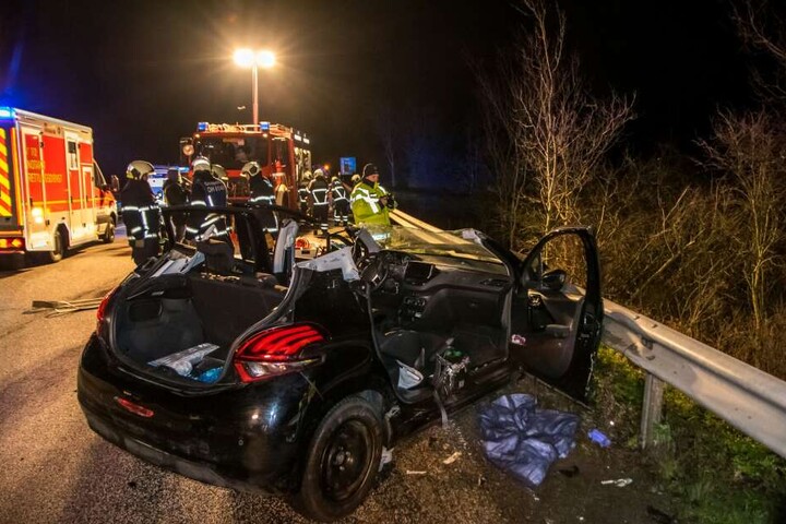 Das Dach des Peugeot musste von der Feuerwehr aufgeschnitten werden.