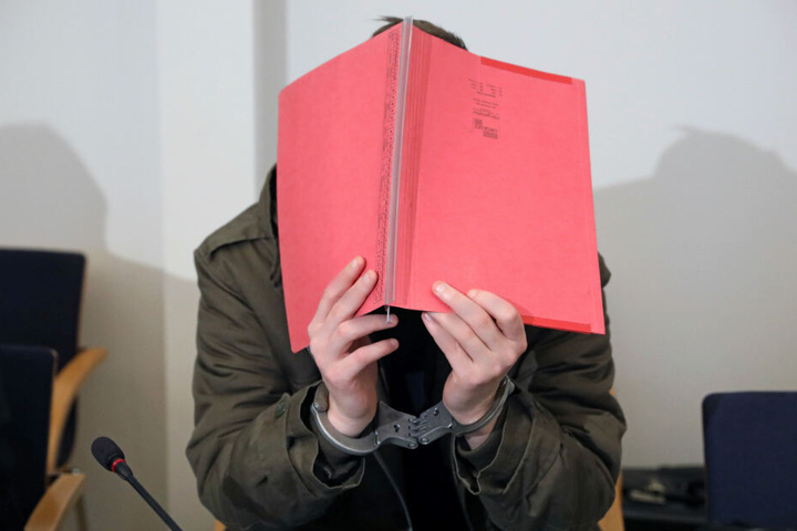 Das Landgericht Neubrandenburg sprach den Stiefvater des Mordes durch Unterlassen, der Körperverletzung mit Todesfolge und Misshandlung von Schutzbefohlenen schuldig.