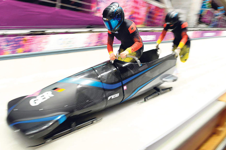 In Sotschi schob Stephanie Schneider (r.) noch den Schlitten von Anja Schneiderheinze an. Diesmal greift sie selbst zu den Lenkseilen.
