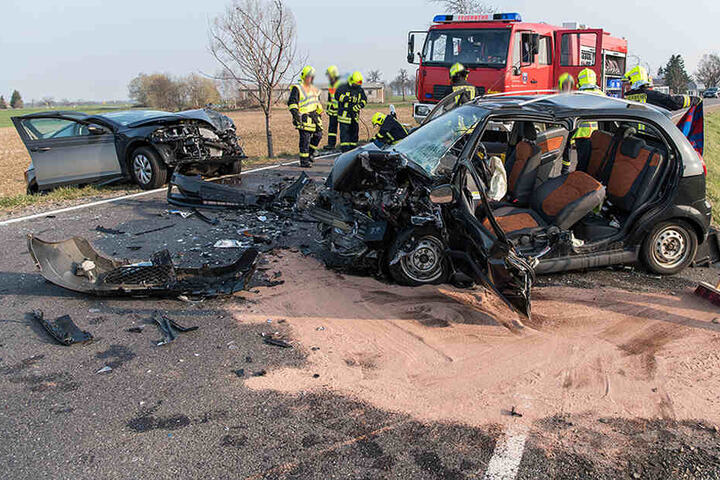 Bei dem schweren Unfall wurden vier Personen verletzt.