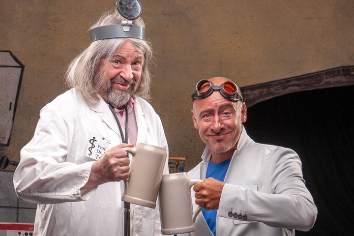 "Prof. Trinkmann" alias Dieter Beckert und sein Kollege "Dipl. med Frankenstein" alias Peter Till sind sich in der Dinnershow einig: "Bloß nicht dehydrieren! Feucht muss eine Leber sein."