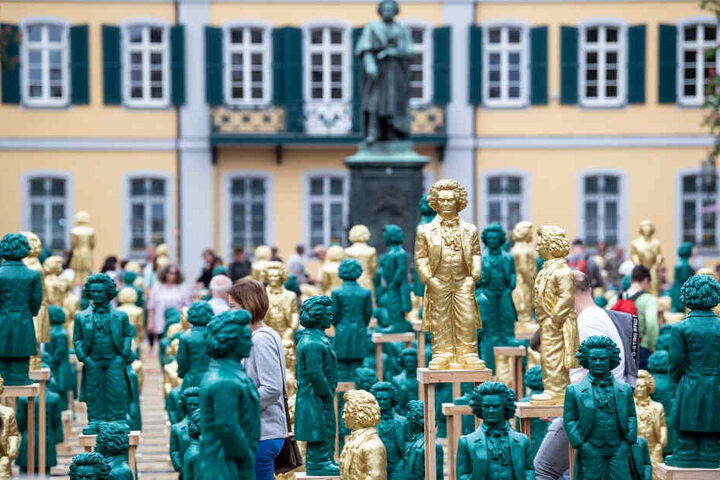 Diebe wollten jetzt Figuren klauen.