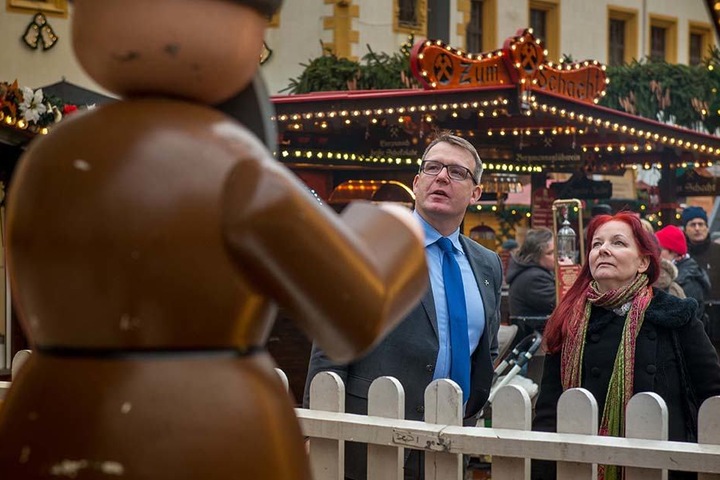 Gleich bummeln sie über den Weihnachtsmarkt: Bürgermeister Sven Krüger (44) und Schriftstellerin Sabine Ebert (59).