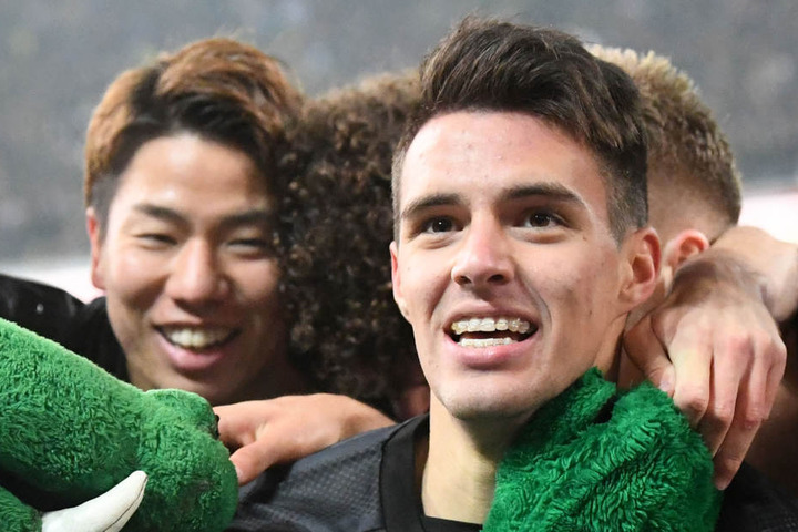 Josip Brekalo (l.) feiert mit Takuma Asano (r.) nach einem Spiel. Ob er am Freitag beim Spiel gegen Bayer Leverkusen dabei ist?