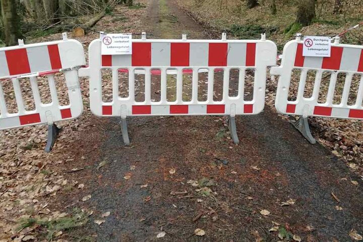 Lebensgefahr! Fußgängern wurde das Betreten des Waldweges verwehrt.