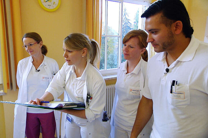 Szenenbild mit Dr. Johanna Rose, Dr. Susanne Dargel, Dr. Anja Maulhardt und Vincent.
