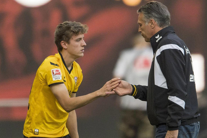 Hauptmann klatscht mit Trainer und Förderer Uwe Neuhaus ab.