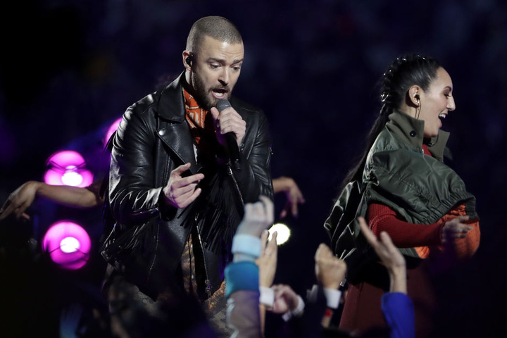 Musiker Justin Timberlake (l) tritt während der Halbzeit auf.
