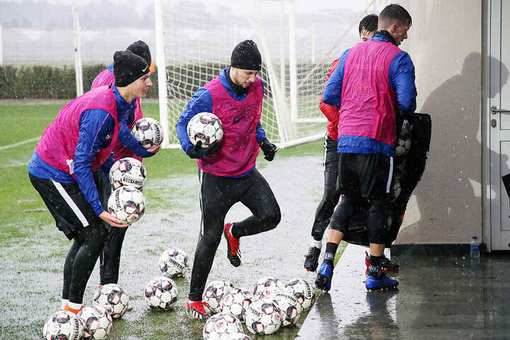 Den Weg in die Kabinen mussten die Auer Spieler springend bewälgtigen.