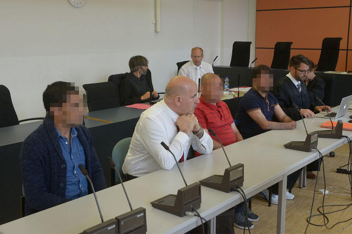 Auch die Nebenkläger mitsamt Anwälten und Dolmetschern sind anwesend. Hinten rechts: Staatsanwalt Dr. Christian Richter (40)