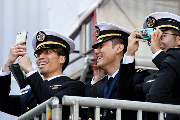 Nach der Taufzeremonie wird das neue U-Boot zahlreich fotografiert.