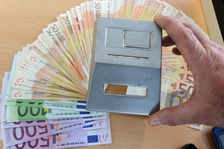 Mit einem sogenannten Skimming-Gerät (siehe Foto) werden die Daten geklaut.