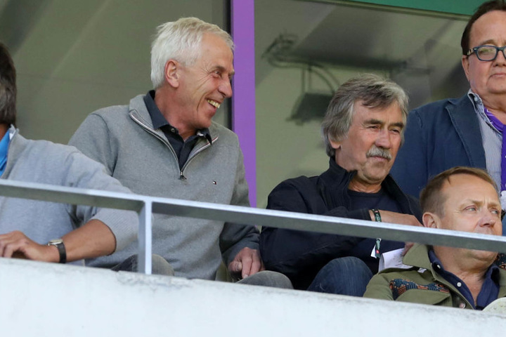 Ex-Dynamo-Trainer Christoph Franke (li.) und Ex-Aue-Coach Gerd Schädlich (re.) verfolgten die Partie auf der Tribüne.