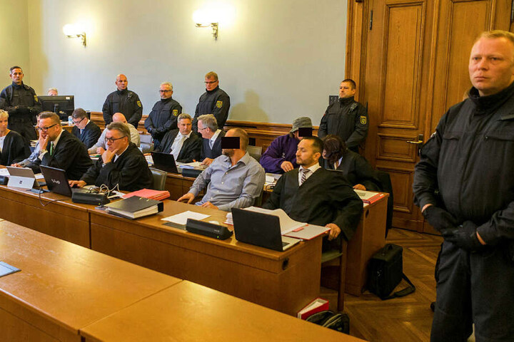 Jeder der vier angeklagten Hells Angels hat zwei Verteidiger. Seit Montag halten sie ihre Plädoyers.