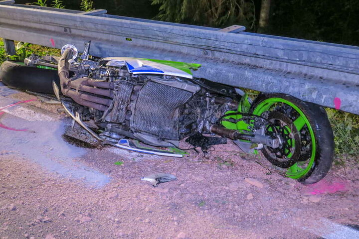 Der junge Biker starb noch am Unfallort.