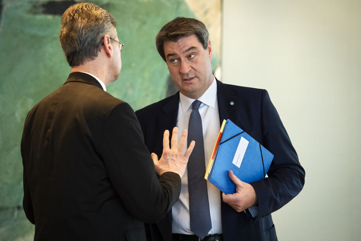 Markus Söder (CSU, r), bayerischer Ministerpräsident begrüßt Michael Piazolo (Freie Wähler), Staatsminister für Unterricht und Kultus, vor einer Sitzung des bayerischen Kabinetts in der Staatskanzlei.
