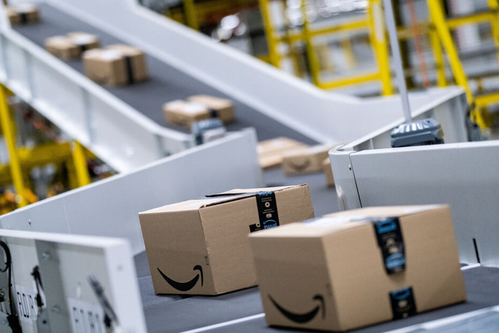 Amazon-Pakete auf einem Transportband.