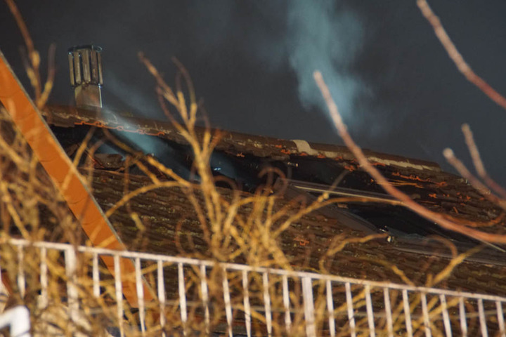 Hier brach das Feuer aus: Der zerstörte Dachstuhl, aus dem noch Rauch dringt.