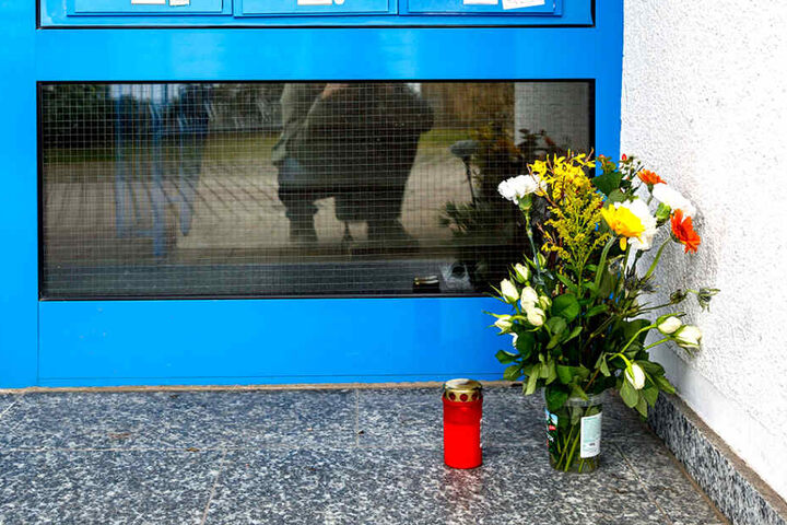 Nachbarn hinterließen Blumen für die tote Martina B. (62) in Weißig.