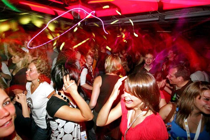 Feiert ausgelassen auf der Feel the Beat-Party in Lübbecke.