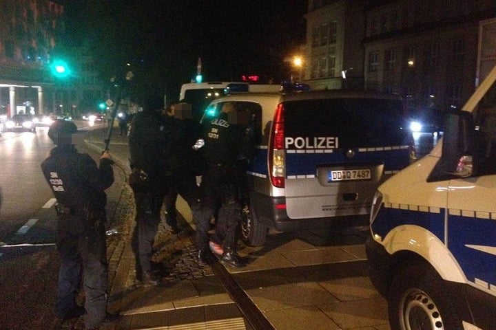 Die Polizei nimmt einen Mann aus dem rechtsextremen Metier fest.