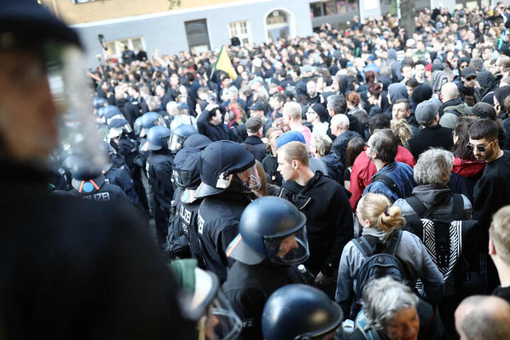 Die Revolutionären-Demo wird von Sicherheitskräften der Polizei festgesetzt.