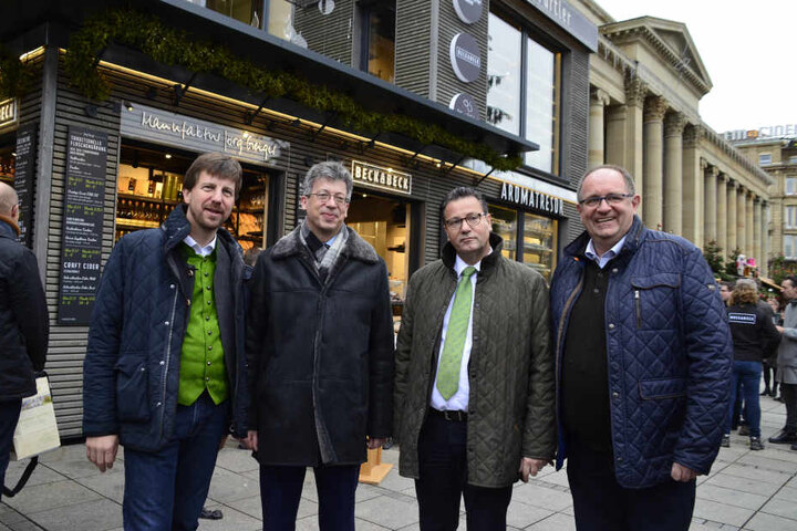 Freuen sich auf die kommenden Gäste: Jörg Geiger von der Manufaktur Jörg Geiger GmbH, Johannes Schwörer vom SchwörerHaus KG, Agrarminister Peter Hauk und Heinrich Beck, Bäckerei und Konditorei H. Beck. (von l. nach r.)