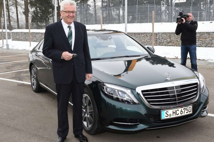 Ein Ministerpräsident in Nöten! Neben der Enge im Dienstwagen könne man in diesem nicht einmal gescheit telefonieren. (Archivbild)