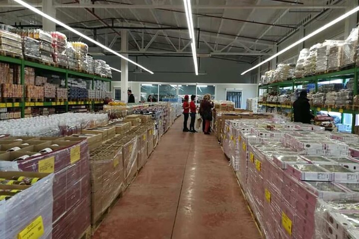 Der Großteil der Produkte wird von Paletten und in Hochregalen angeboten.