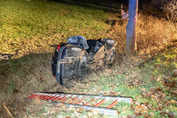 Bei einem Autounfall kam eine schwangere 41-Jährige ums Leben. Ihre Tochter soll den Wagen gefahren haben.