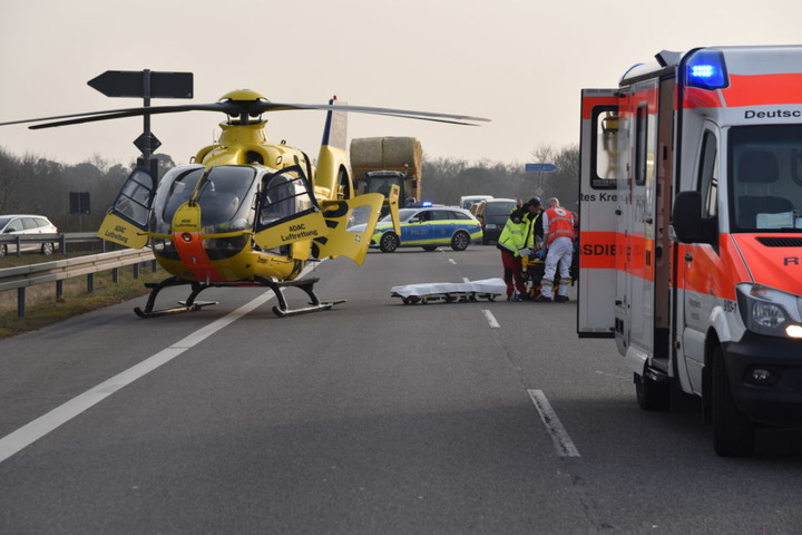 Der Motorradfahrer wurde mit einem Rettungshubschrauber in ein Krankenhaus gebracht.