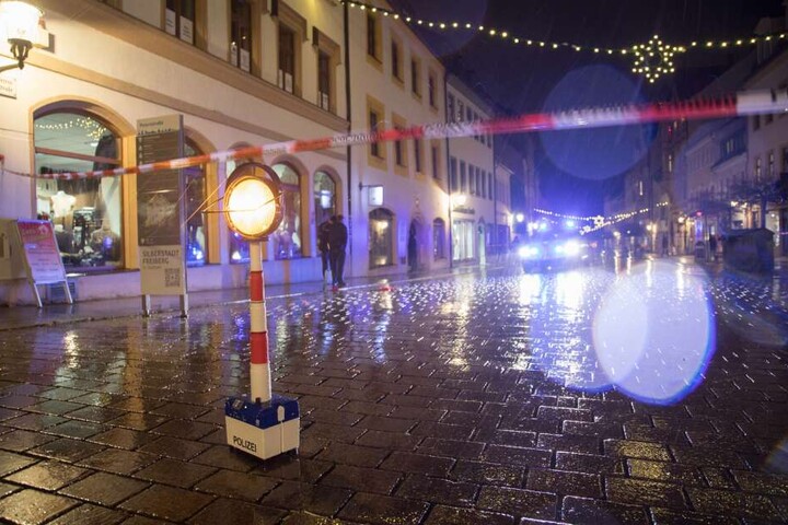 Am Montagabend soll ein Mann in der Freiberger Altstadt niedergestochen worden sein.