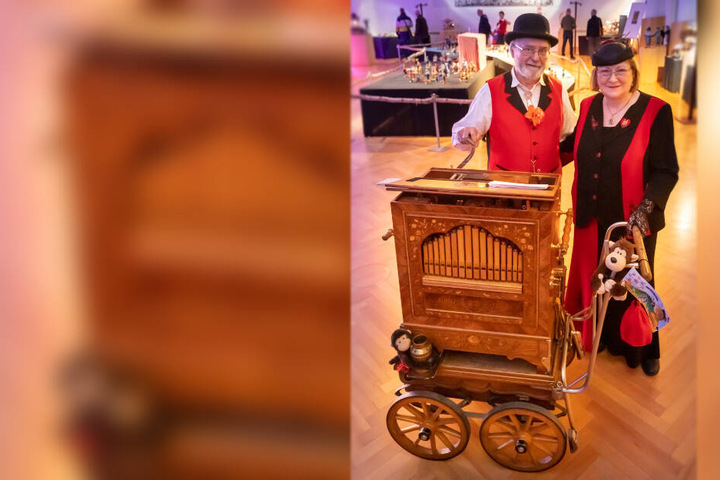 Mit der Sonderausstellung "Volkskunst trifft Volksfest" startet das Jubiläumsjahr. Frank und Karin Reuter aus Zwönitz zeigen ihre historische Drehorgel.