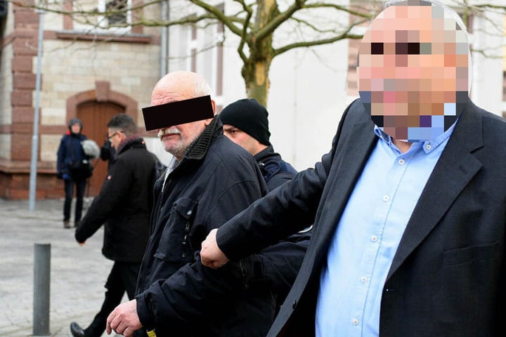 Nach der Eröffnung des Haftbefehls am Amtsgericht Gera wird Wilfried M. (76) von Beamten ins Gefängnis gebracht.