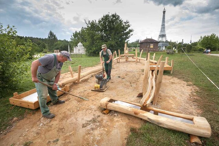 Arbeiter geben der neuen Anlage den letzten Schliff.
