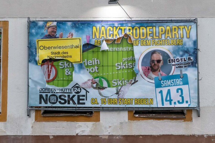 In dem Werbeplakat fürs Nacktodeln klaffen nun zwei große Löcher.