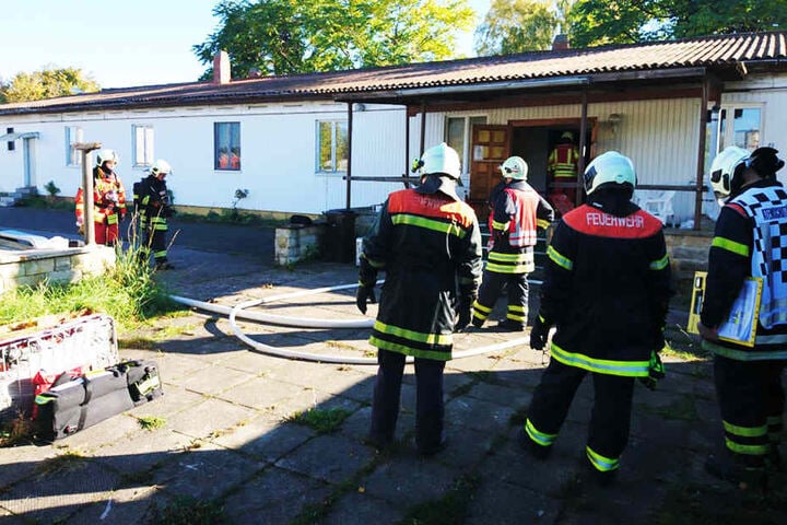 Die Feuerwehr war schnell vor Ort. Mit einem Strahlrohr wurde das Feuer gelöscht.