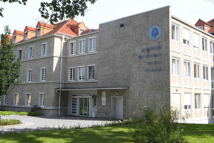 Seit dem Mittwochnachmittag gibt es einen Großeinsatz der Polizei am Krankenhaus Neustadt.