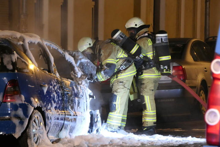 Beide Fahrzeuge wurden im Motorbereich in Brand gesetzt.