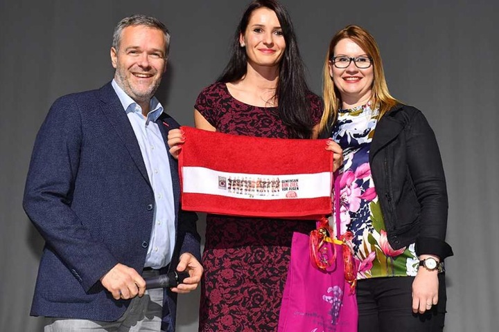 Ein Abgang mit Wehmut: Vorstandschef Dr. Jörg Dittrich (l.) und Geschäftsführerin Sandra Zimmermann (r.) verabschiedeten Eva Hodanova.