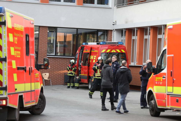Die Feuerwehr rückte mit zahlreichen Kräften aus.